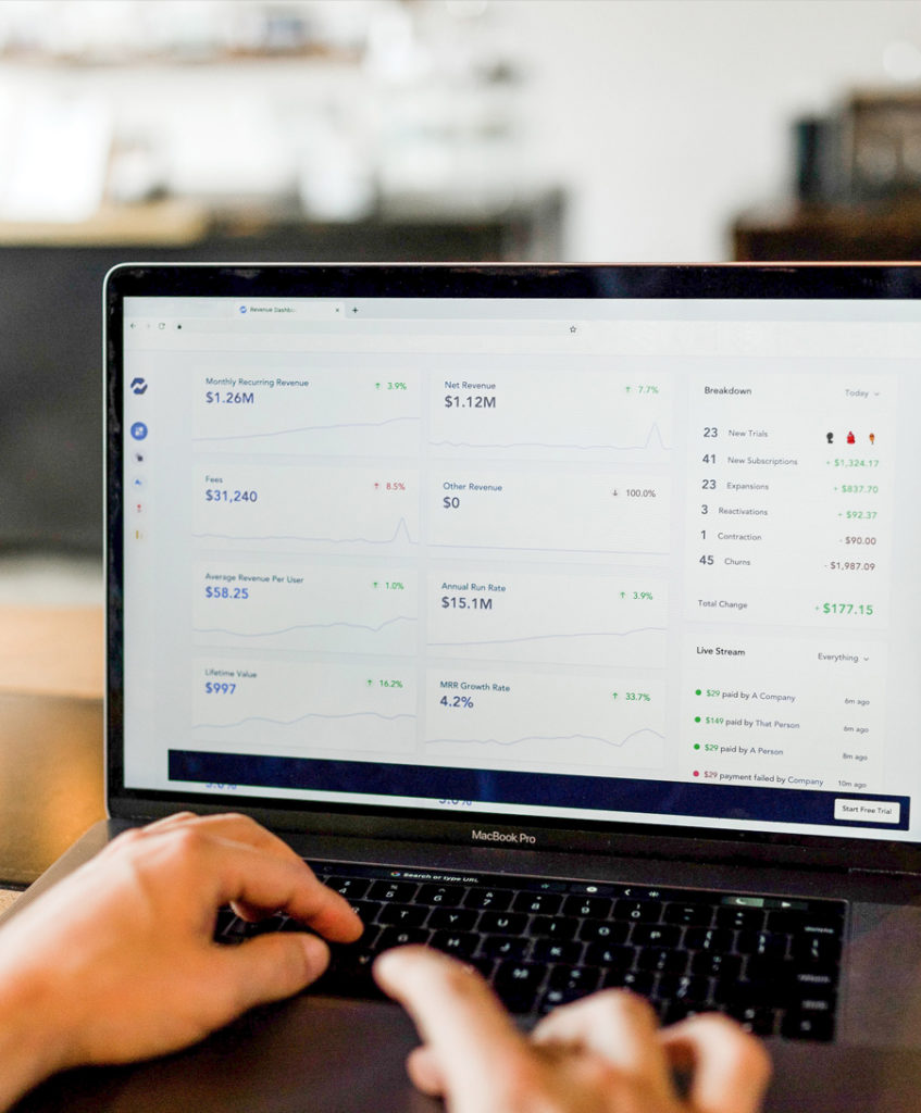 Ein Laptop auf dem viele Statistiken und Kennzahlen zu sehen sind